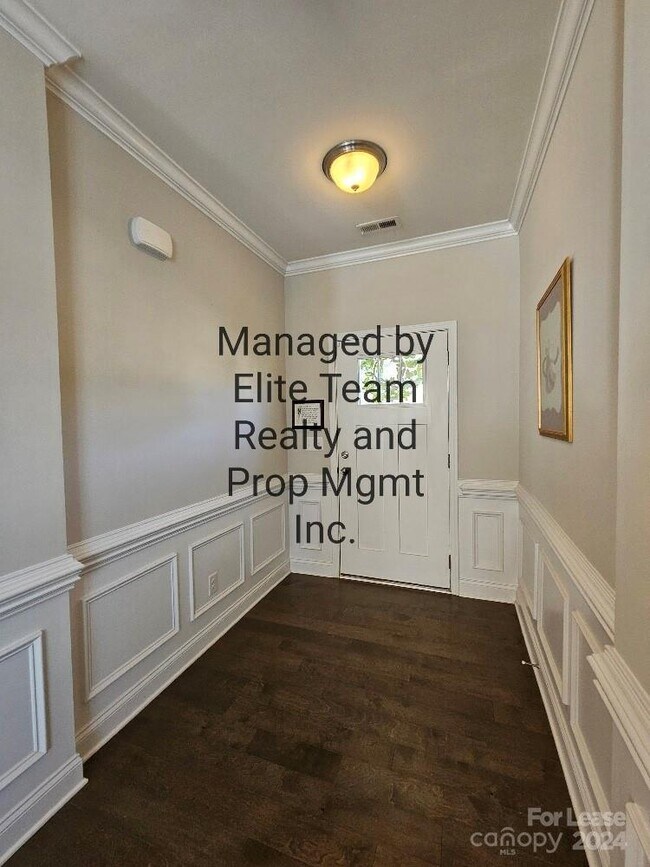 Building Photo - 990 Pennington Dr