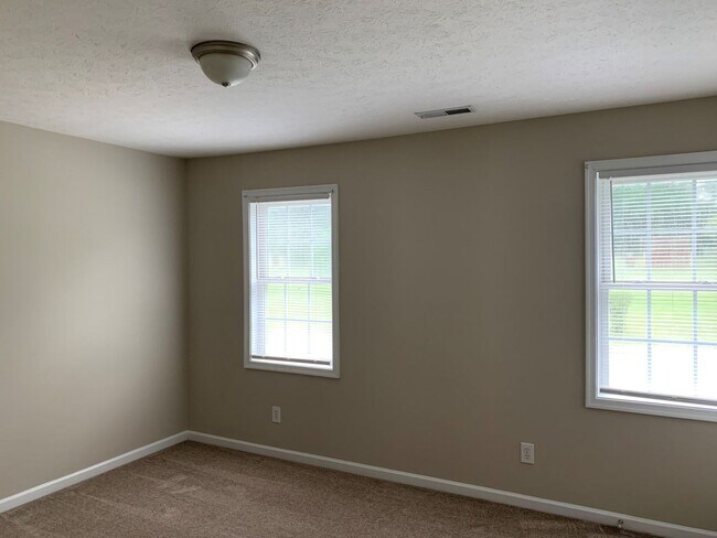 Foto del edificio - 131 Primrose Ln