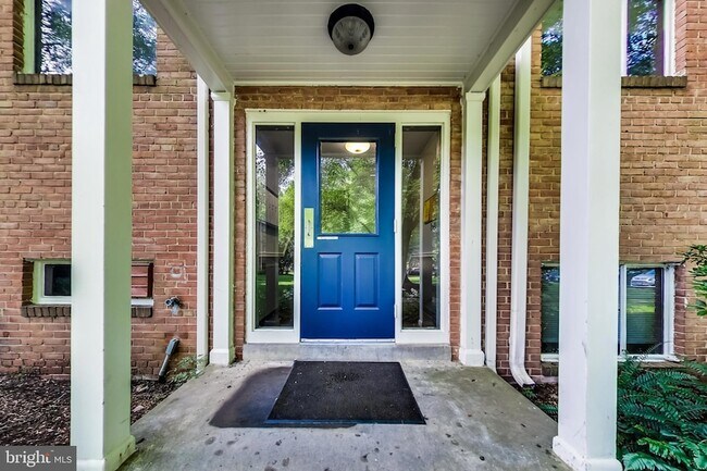 Foto del edificio - 10501 Montrose Ave