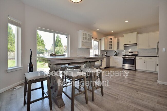 Building Photo - 2575 W Palais Dr