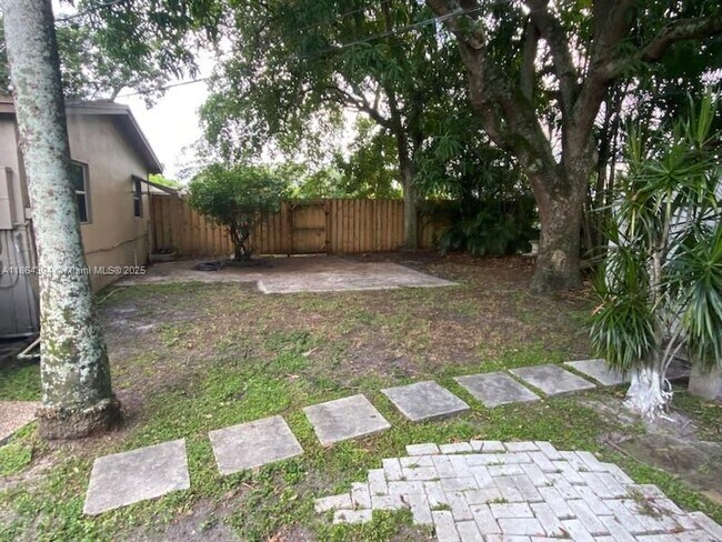 Building Photo - 502 N 70th Way