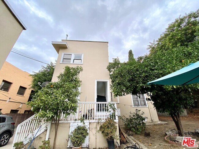 Building Photo - 1812 N La Brea Ave