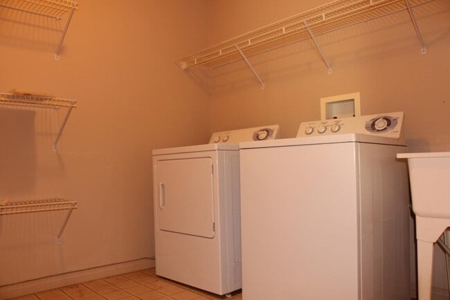 Building Photo - Lakeside Court