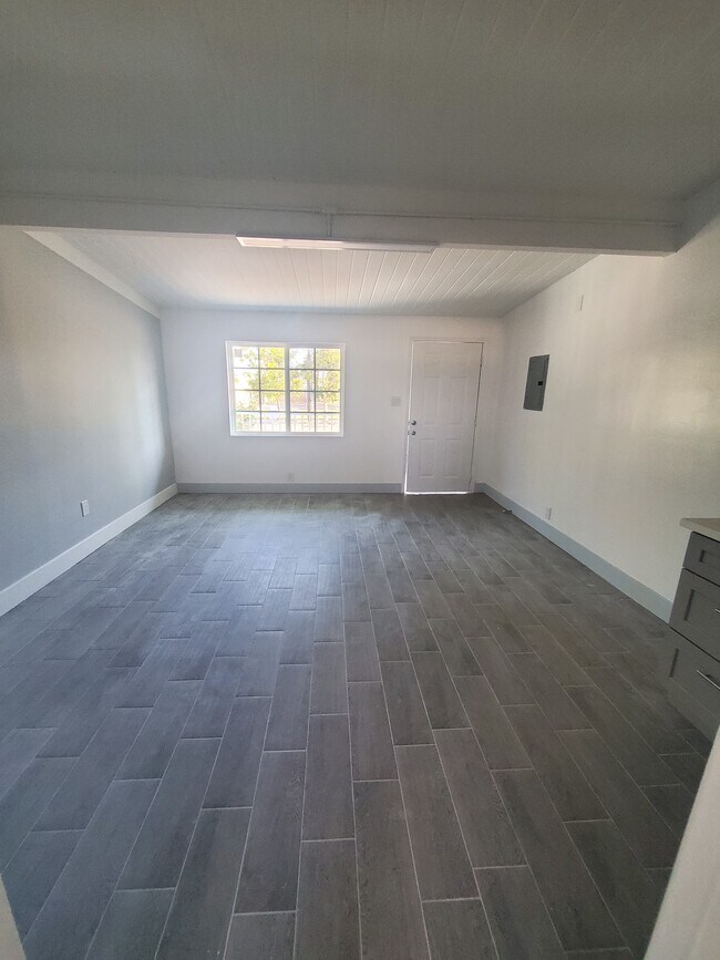 Living room - 677 E Port Hueneme Rd