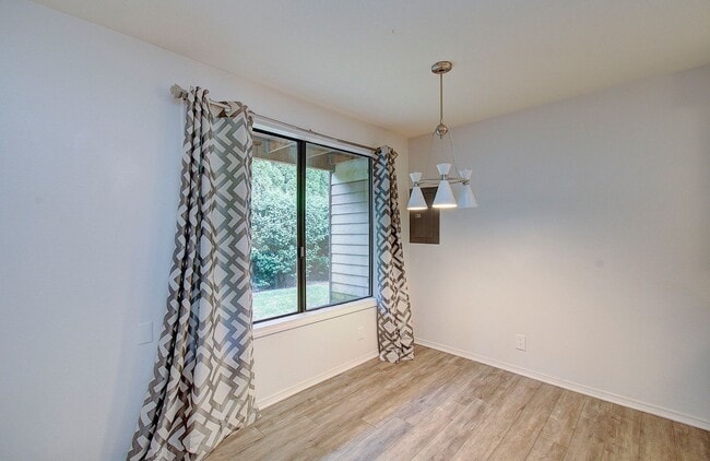 Foto del edificio - Cozy 2 bdrm 2 bath Condo - HALF OFF the 1s...