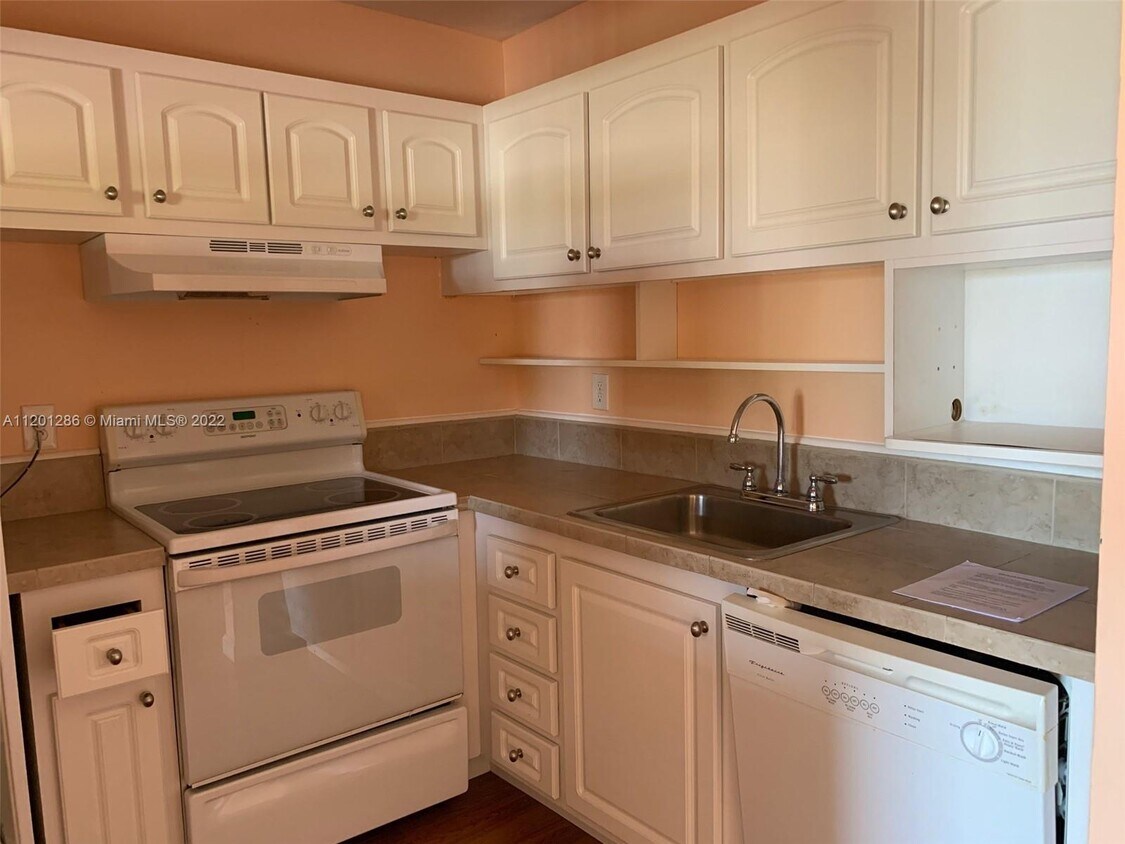Primary Photo - 100 Village Green Cir E