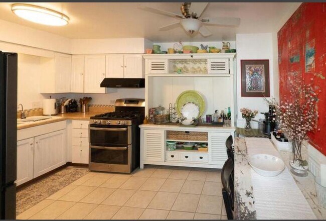Building Photo - 215 Country Club Dr