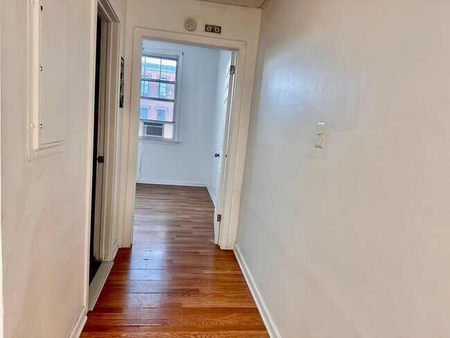 Pasillo que conecta la sala de estar con el dormitorio. - 353 High St