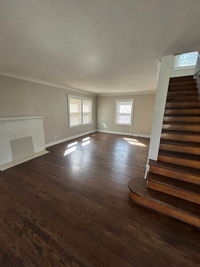 Building Photo - Available NOW! Beautiful 4 Bed 1 Bath Home...