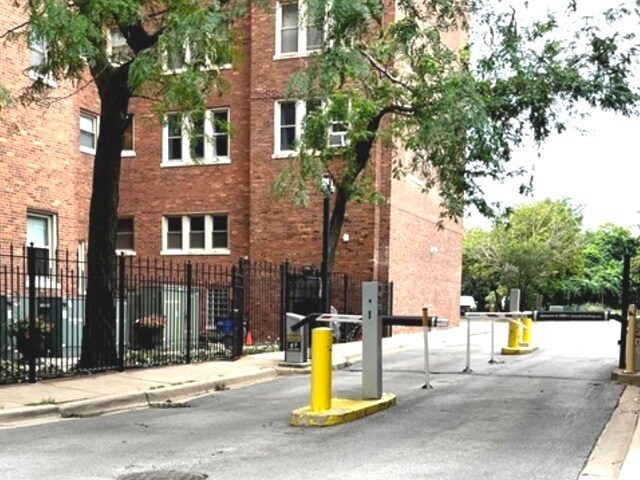 Foto del edificio - 5000 S Cornell Ave