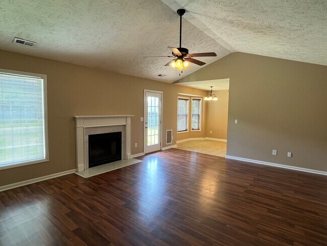 Foto del edificio - 3 Bed, 2 Bath Home on Corner Lot in Raeford