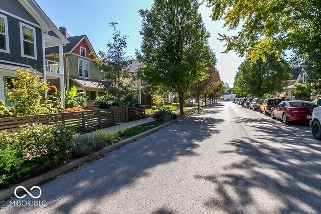 Foto del edificio - Sweet Spacious Townhome With Finished Base...