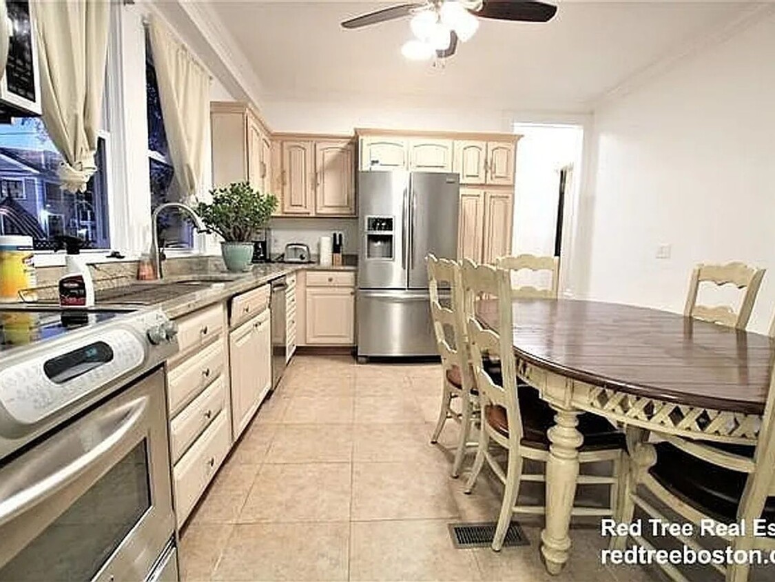 Foto principal - Single-Family House in Allston, Parking In...