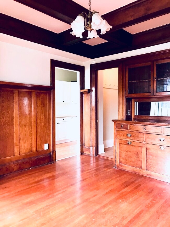 Photo du bâtiment - West End Living in a Heritage Status Address