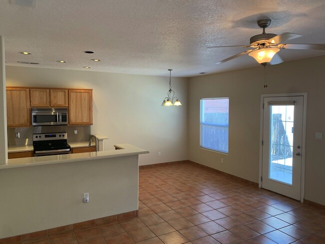 Building Photo - 3 bd / 2.5 bth / 2 car garage near UNM, CN...