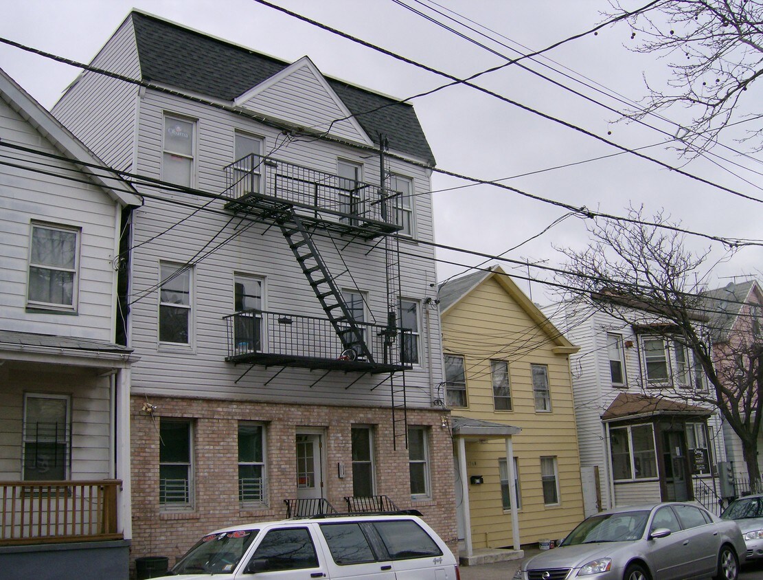 Foto del edificio - 176A Parker St