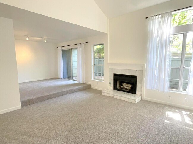 Foto del edificio - Wonderful Townhome In Walnut Creek Near He...