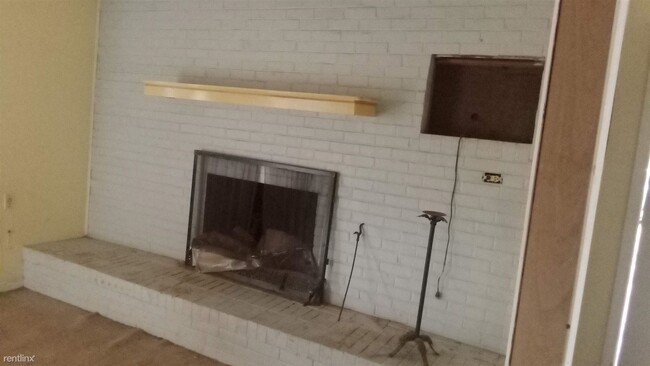 Building Photo - 3 br, 1 bath House - 240 Morrows Memorial ...