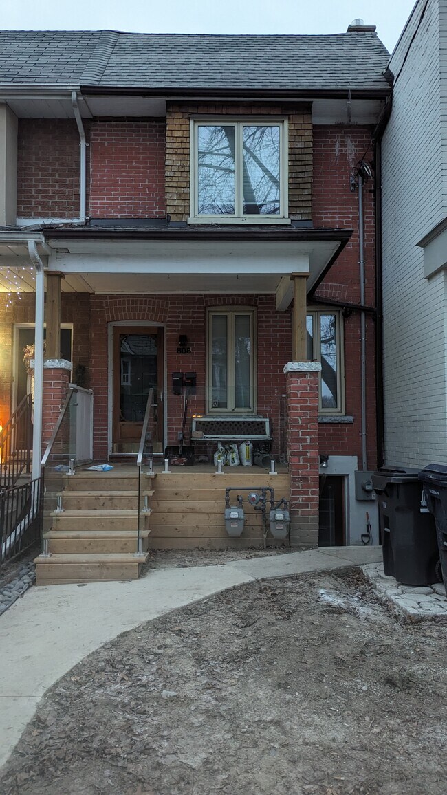 Building Photo - 808 Manning Av