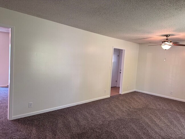 Foto del edificio - Must see!! 3BD/3BA Fully Finished Basement and Corner Lot!!