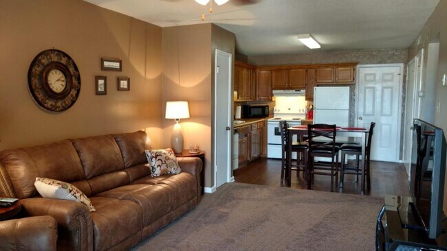 Building Photo - 2131 Westmead Dr