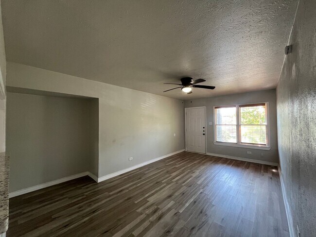 Foto del edificio - ONE BEDROOM APARTMENT WITH WATER BILL PAID!