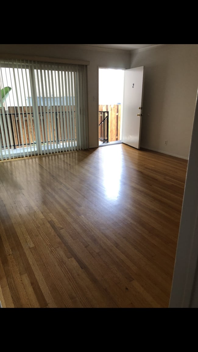 Building Photo - 823 5th St