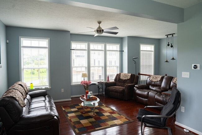 Building Photo - 4 Bedroom 3.5 Bathroom Townhome available in Suncrest Village- 06/4/2026