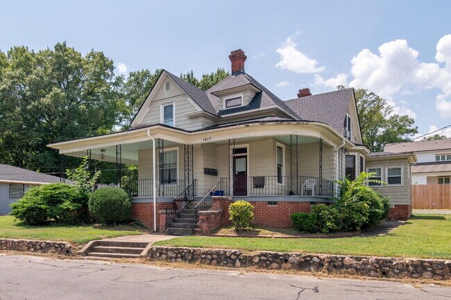 Building Photo - "Charming 1-Bedroom Apartment in a 4-unit ...