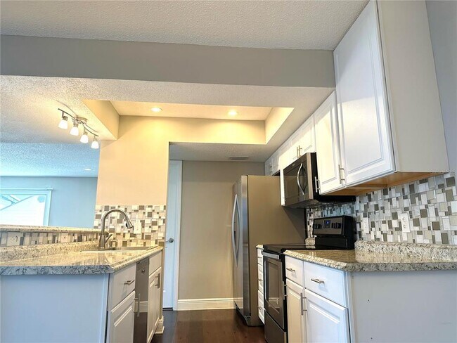 Building Photo - 1015 Longfellow Cir