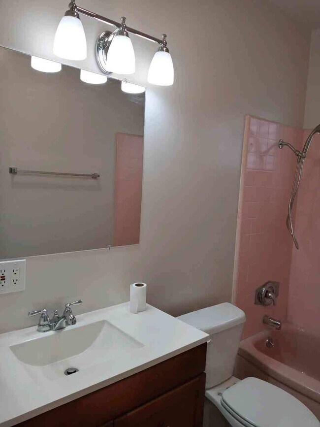 Bath - 519 Linwood Ave