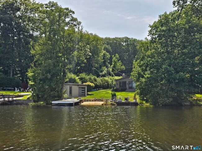 Foto del edificio - 112 W Lake Rd