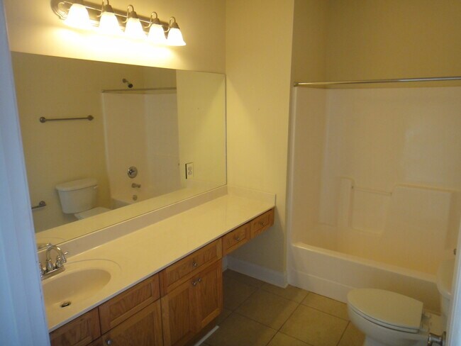 Building Photo - Mill Creek Townhouse!