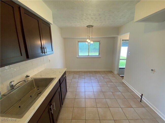 Foto del edificio - 854 E 258th St