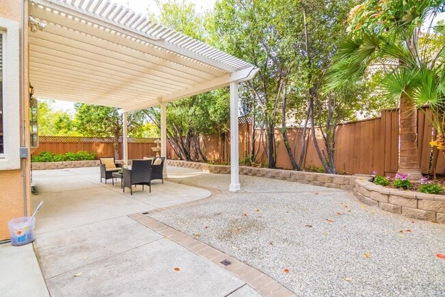 Building Photo - LUXURY RESIDENCE IN SILVERCREEK DETACHED S...