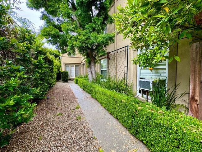 Building Photo - Excellent Location Large 1 Bed with a Huge Private Yard