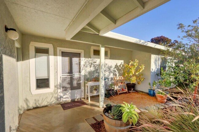 Building Photo - 3 br, 2 bath House - 905 Valley Oak Dr