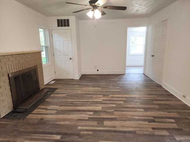 Building Photo - 3 bed 1 bath Ranch
