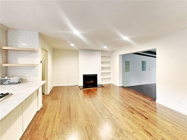 Building Photo - 404 Springdale Dr NE