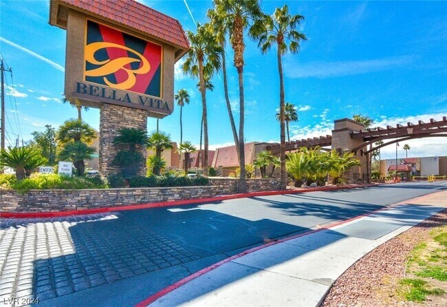Foto del edificio - 2 BED 1 BATH 2ND FLOOR CONDO LOCATED IN 24...