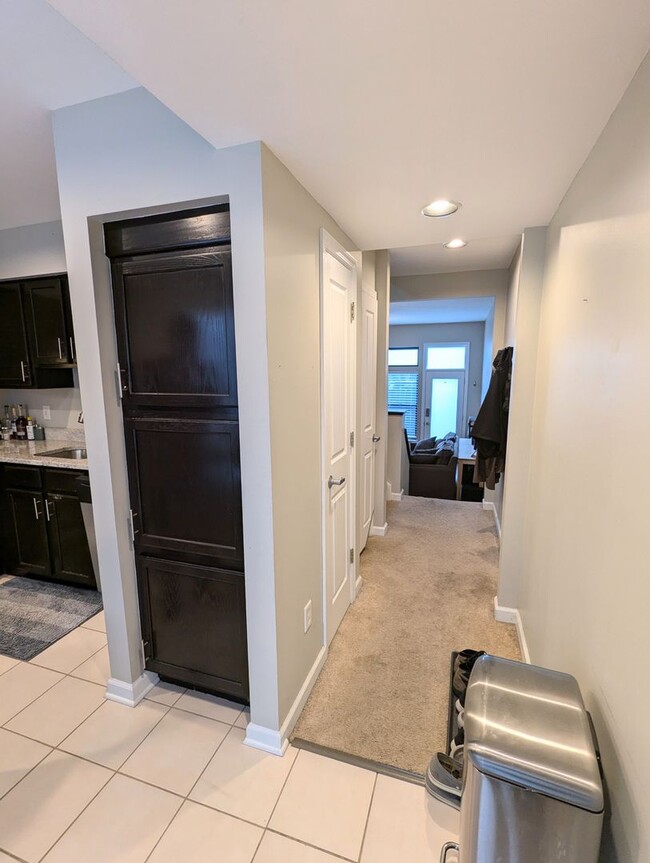 Building Photo - 2 Bedroom 1.5 Bathroom Townhouse with Off ...