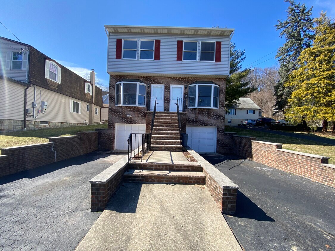 Front - 26 Pasadena Pl