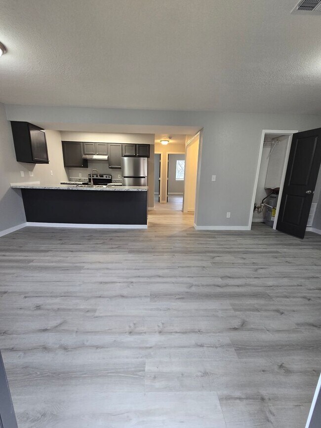 Foto del edificio - 2 Bedroom , 1 Bathroom Apartment!