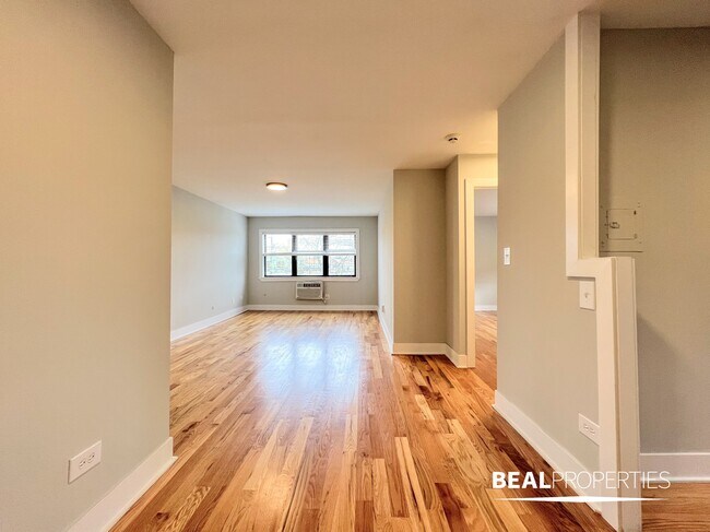 Building Photo - 696 Elm Pl