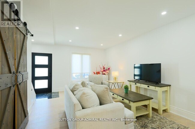 Photo du bâtiment - 70 Carlaw Ave