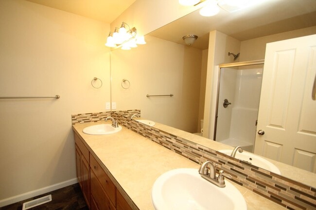 Building Photo - Three bedroom house in Hazel Dell - AC / B...