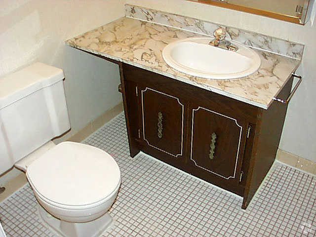 Primer cuarto de baño - Jamestown Village Apartments