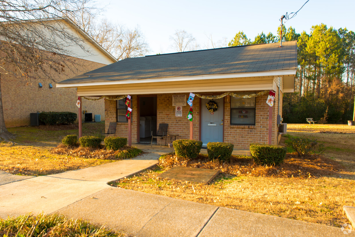 Primary Photo - Peachtree Apartments