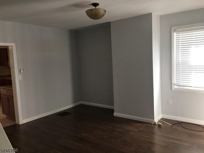 Foto del edificio - 74 Fern Ave