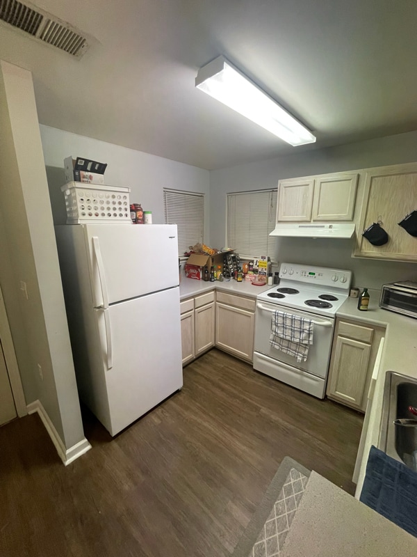 Building Photo - 121 University Village Dr